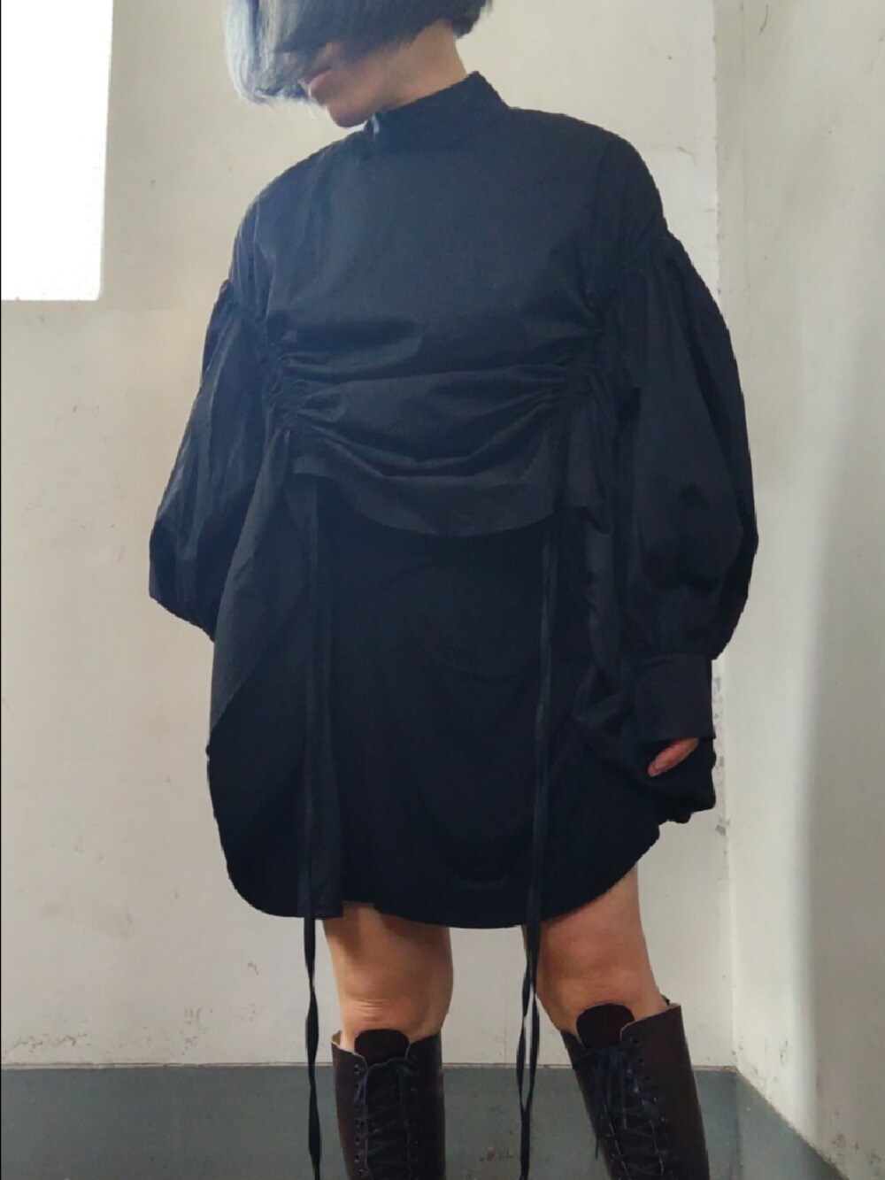 「ブラックコーデ、ビッグシルエット、20ホールブーツ、ドクターマーチン、モード」｜「SoLzOnのアイテム（シャツ/ブラウス、ブラック系）」を使った、リィコさん（レディース・160cm）の春コーディネートの3枚目の写真