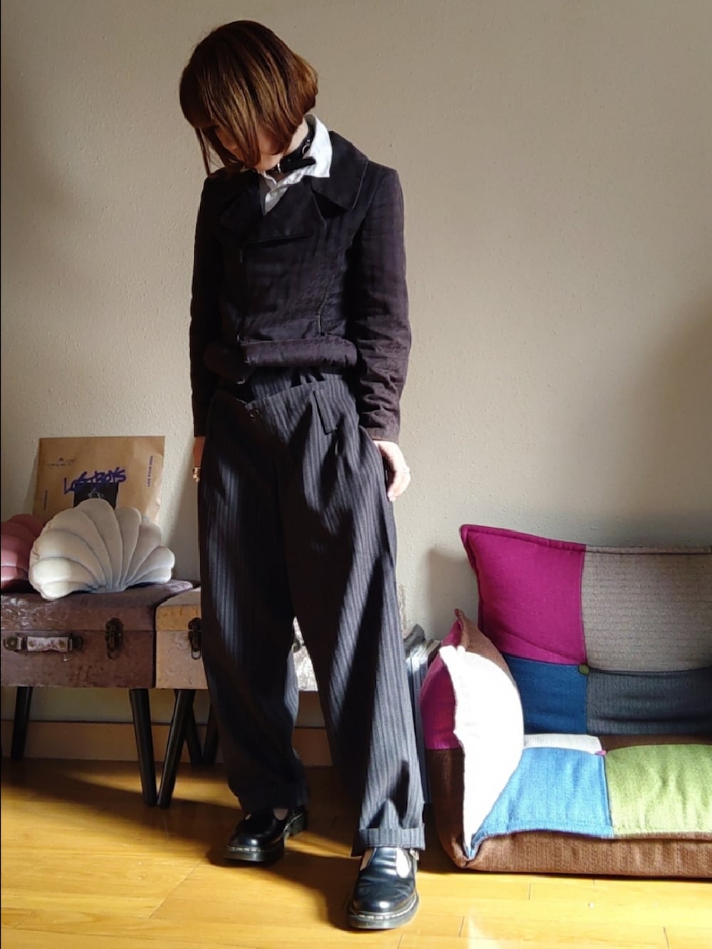 ブラック系のライダースジャケット、グレー系のパンツを着用したレディースの秋コーディネートの2枚目の写真