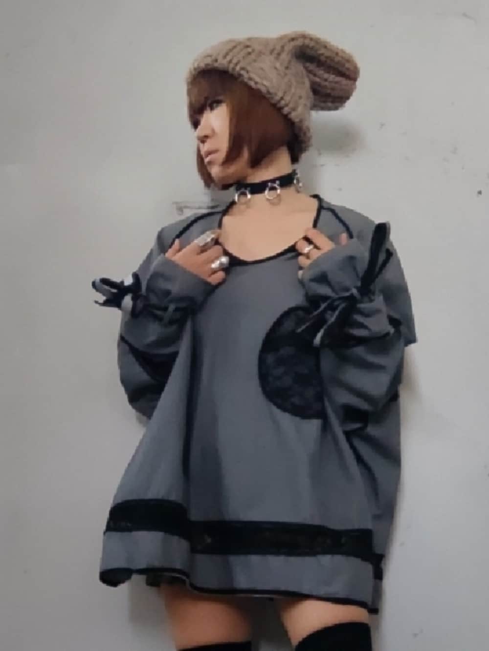 「ビッグシルエット、ニット帽、ドメスティックブランド、ブーツスタイル、グレー」｜「KISS by Fiona Bennettのアイテム（ニットキャップ/ビーニー、ベージュ系）」を使った、リィコさん（レディース・160cm）の秋コーディネートの2枚目の写真