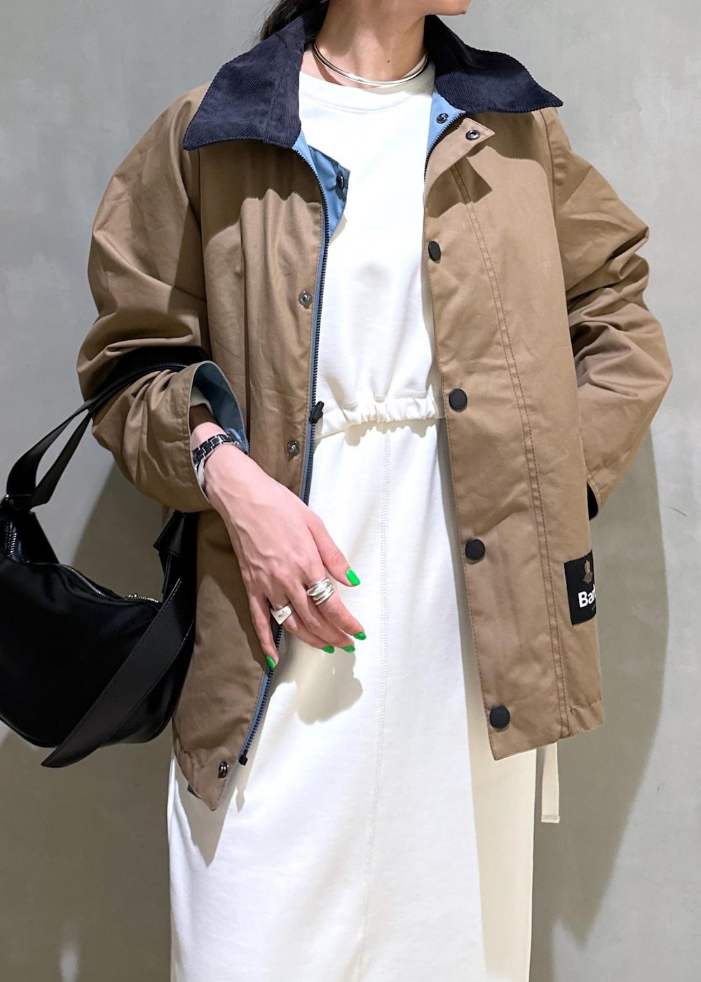 「バブアー、Barbour、ワンピース、アウター、コート、ADAM ET ROPÉ、FEMME、HOMME、UNISEX、高身長、骨格ウェーブ、ブルべ、きれいめカジュアル、大人カジュアル、スポーティー」｜「ADAM ET ROPE'のギャザージャージワンピース（ワンピース、ホワイト系）」を使った、adamosariさん（レディース・165cm）の春コーディネートの9枚目の写真
