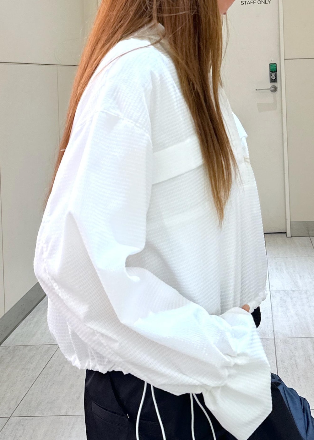 「ADAM ET ROPÉ、FEMME、高身長、骨格ウェーブ、ブルべ、大人カジュアル、モード、春、夏、春コーデ、夏コーデ、春ファッション、夏ファッション、モノトーン」|「ADAM ET ROPE'の【サステナブル】ナロークロスストラップサンダル(サンダル、ブラック系)」を使った、adamosariさん(レディース・165cm)の春コーディネートの8枚目の写真
