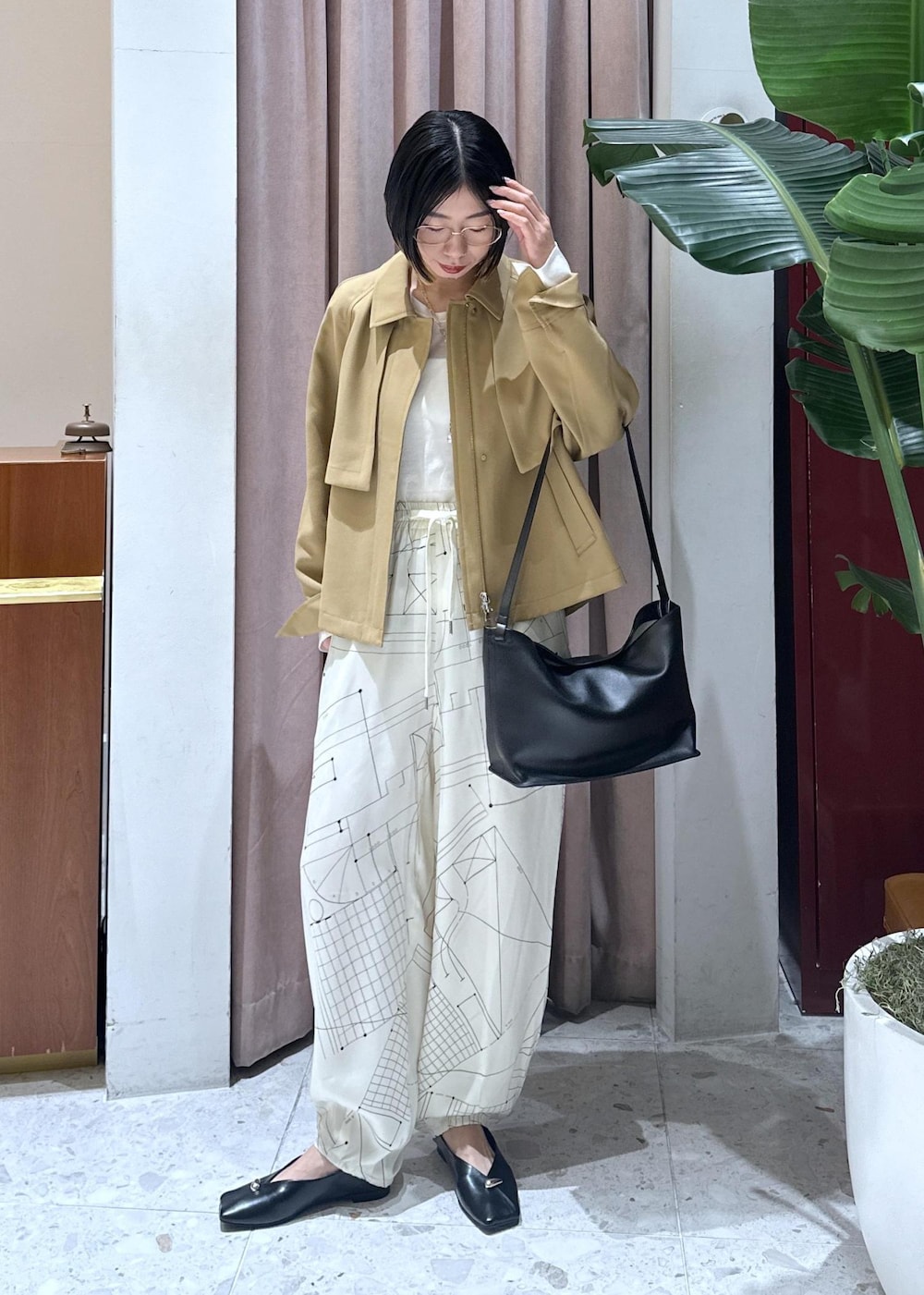 ホワイト系のTシャツ/カットソー、ブラック系のパンプス、イエロー系のブルゾンを着用したレディースの春コーディネートの3枚目の写真