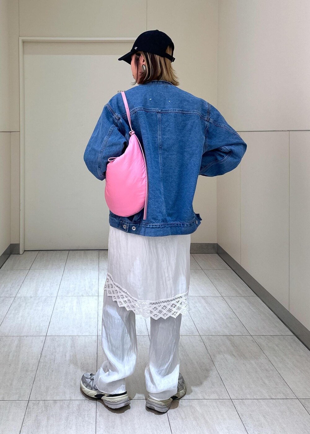 ホワイト系のその他パンツ、ピンク系のショルダーバッグ、ブルー系のデニムジャケットを着用したレディースの冬コーディネートの3枚目の写真