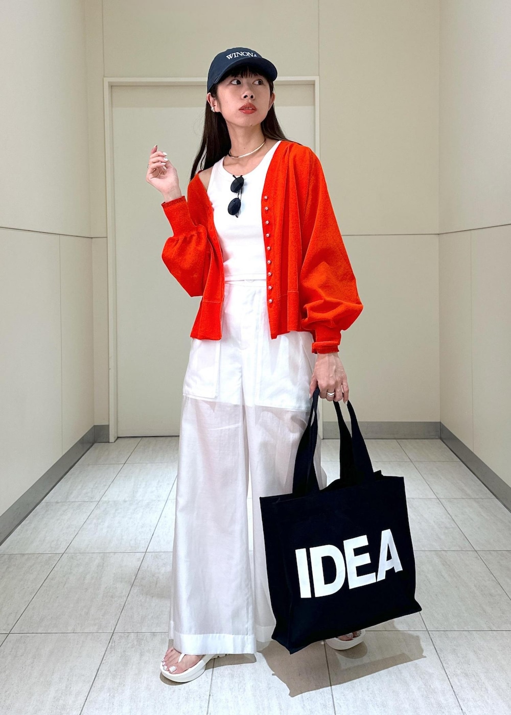 「ネイビー、ロゴ、ワンポイント、キャンバス、レッド、ホワイト、ワイド、初夏コーデ、夏コーデ、大人カジュアル、ADAM ET ROPÉ、ウェーブ、ブルべ夏、高身長、トップス」|「ADAM ET ROPE'の【WEB限定】【TELIC】FIIPFLOP(サンダル、ホワイト系)」を使った、adamosariさん(レディース・165cm)の夏コーディネートの2枚目の写真