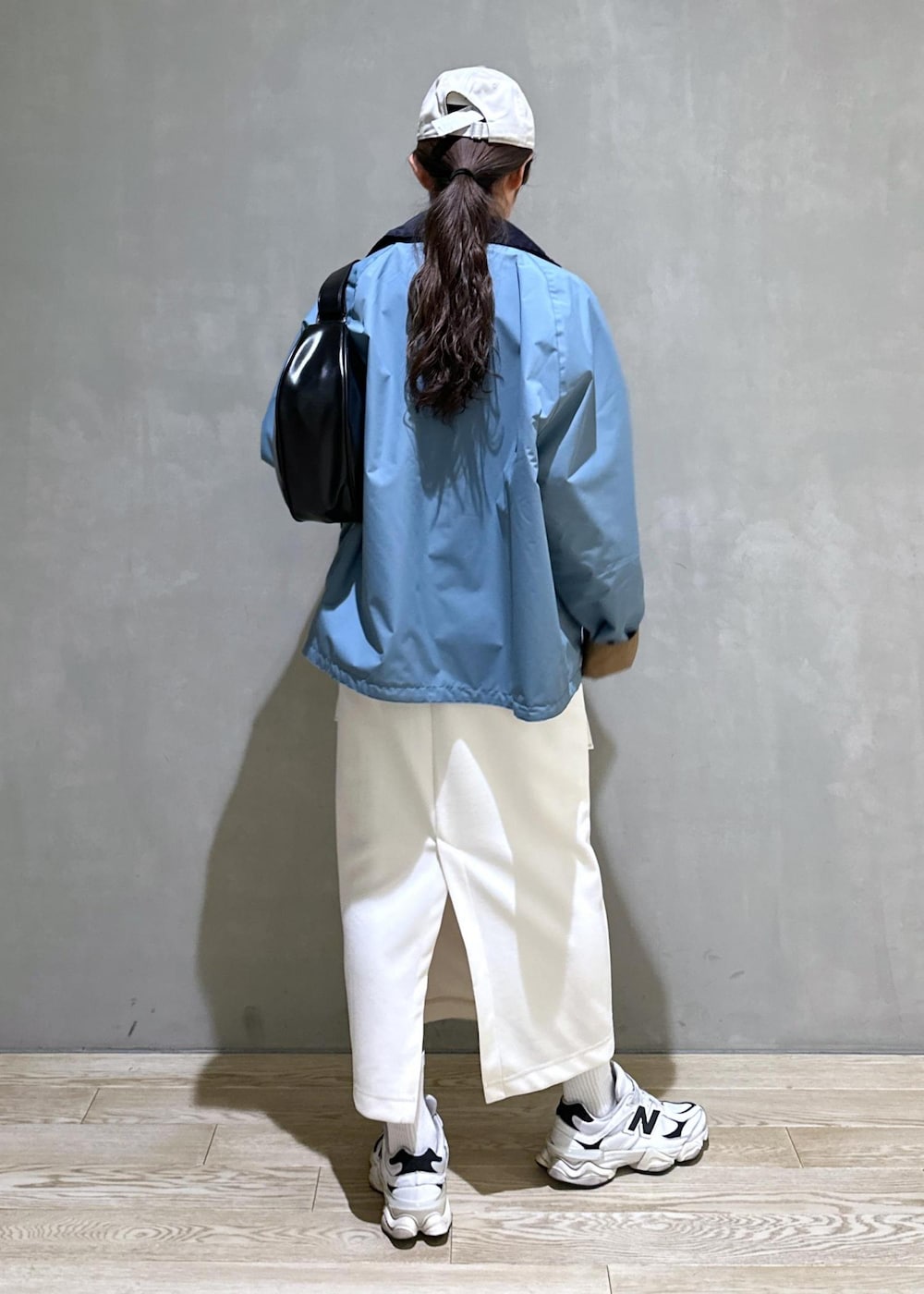 「バブアー、Barbour、ワンピース、アウター、コート、ADAM ET ROPÉ、FEMME、HOMME、UNISEX、高身長、骨格ウェーブ、ブルべ、きれいめカジュアル、大人カジュアル、スポーティー」｜「ADAM ET ROPE'のギャザージャージワンピース（ワンピース、ホワイト系）」を使った、adamosariさん（レディース・165cm）の春コーディネートの3枚目の写真