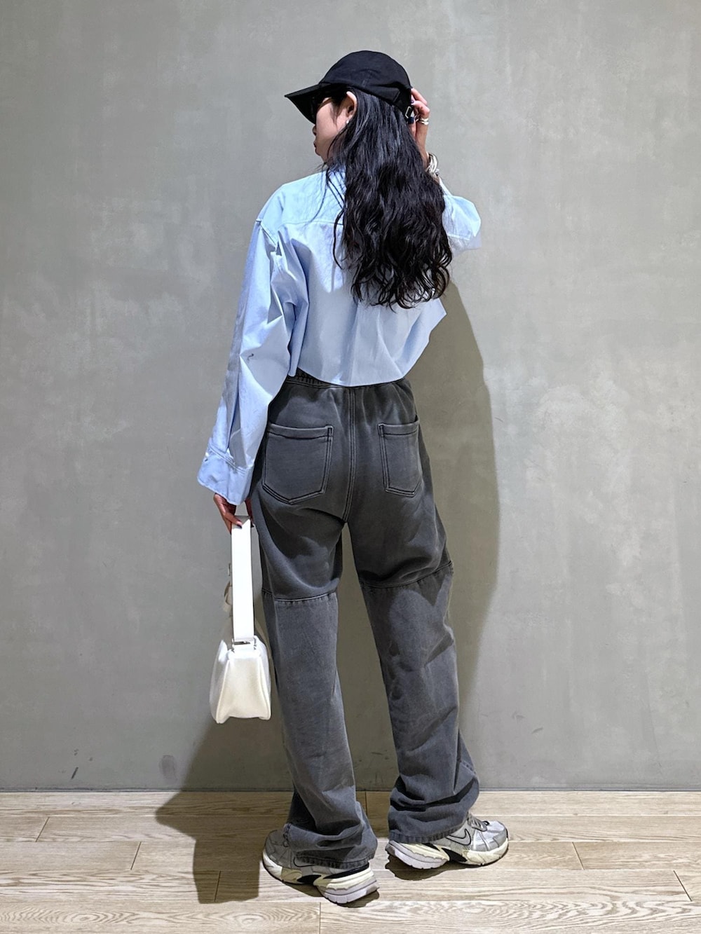 ブルー系のシャツ/ブラウス、ホワイト系のショルダーバッグを着用したレディースの春コーディネートの4枚目の写真