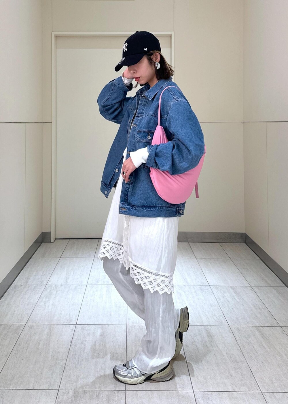 ホワイト系のその他パンツ、ピンク系のショルダーバッグ、ブルー系のデニムジャケットを着用したレディースの冬コーディネートの4枚目の写真
