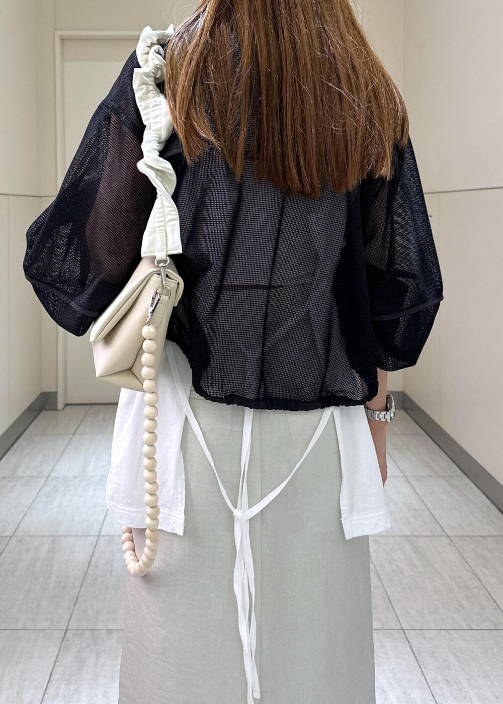 「リネンスカート、リネンライク、ブラック、ショルダーバッグ、トートバッグ、チェーン、チェーンバッグ、カーディガン、ビーチサンダル、ADAM ET ROPÉ、FEMME、高身長、骨格ウェーブ、ブルべ、カジュアル」｜「ADAM ET ROPE'の【サステナブル】カスタムショルダーバッグ（ショルダーバッグ、ホワイト系）」を使った、adamosariさん（レディース・165cm）の夏コーディネートの7枚目の写真