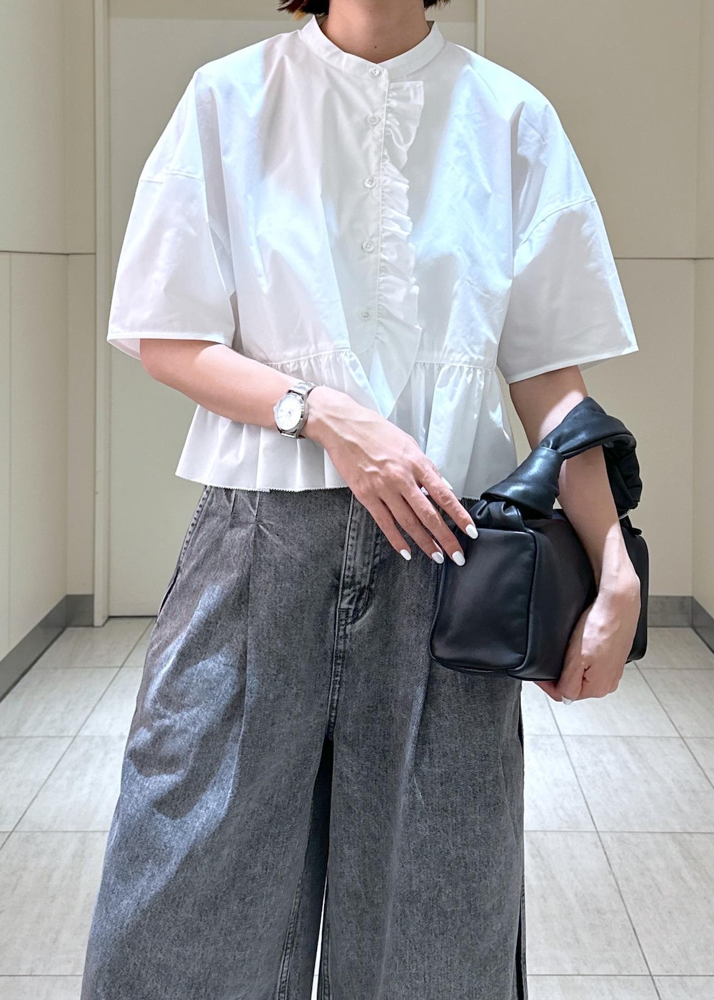 「春コーデ、初夏コーデ、夏コーデ、お出かけコーデ、大人カジュアル、パンツスタイル、モノトーンコーデ、ADAM ET ROPÉ、ナチュラル、ブルべ夏、高身長、トップス、シャツ/ブラウス、パンツ、デニムパンツ」｜「ADAM ET ROPE'の【PFT】Fuka musubi Small バッグ（ハンドバッグ、ブラック系）」を使った、adamosariさん（レディース・165cm）の春コーディネートの6枚目の写真