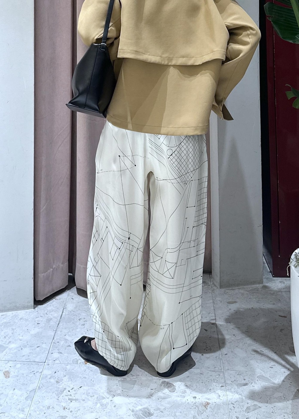 ホワイト系のTシャツ/カットソー、ブラック系のパンプス、イエロー系のブルゾンを着用したレディースの春コーディネートの10枚目の写真