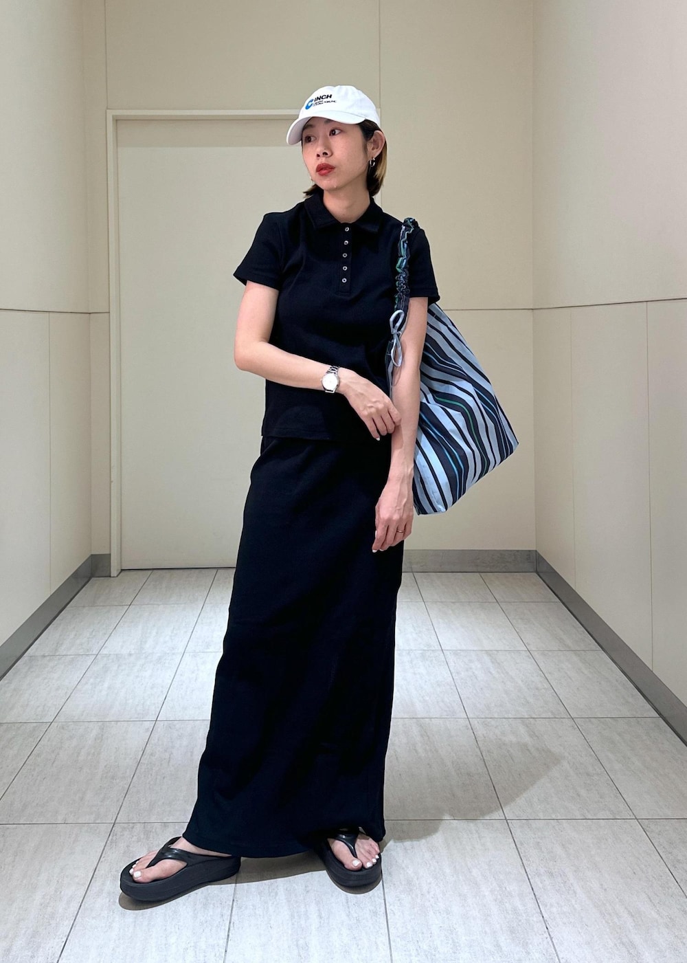 「春コーデ、初夏コーデ、夏コーデ、お出かけコーデ、大人カジュアル、スカートスタイル、モノトーンコーデ、カジュアルコーデ、ADAM ET ROPÉ、ナチュラル、ブルべ夏、高身長、トップス、ポロシャツ、スカート」｜「ADAM ET ROPE'のギャザー2WAYミドルショルダーバッグ（ショルダーバッグ、ブルー系）」を使った、adamosariさん（レディース・165cm）の春コーディネートの2枚目の写真