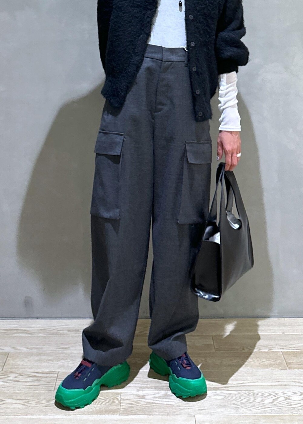 ブラック系のカーディガン/ボレロ、ブラック系のハンドバッグ、ホワイト系のTシャツ/カットソーを着用したレディースの秋コーディネートの9枚目の写真