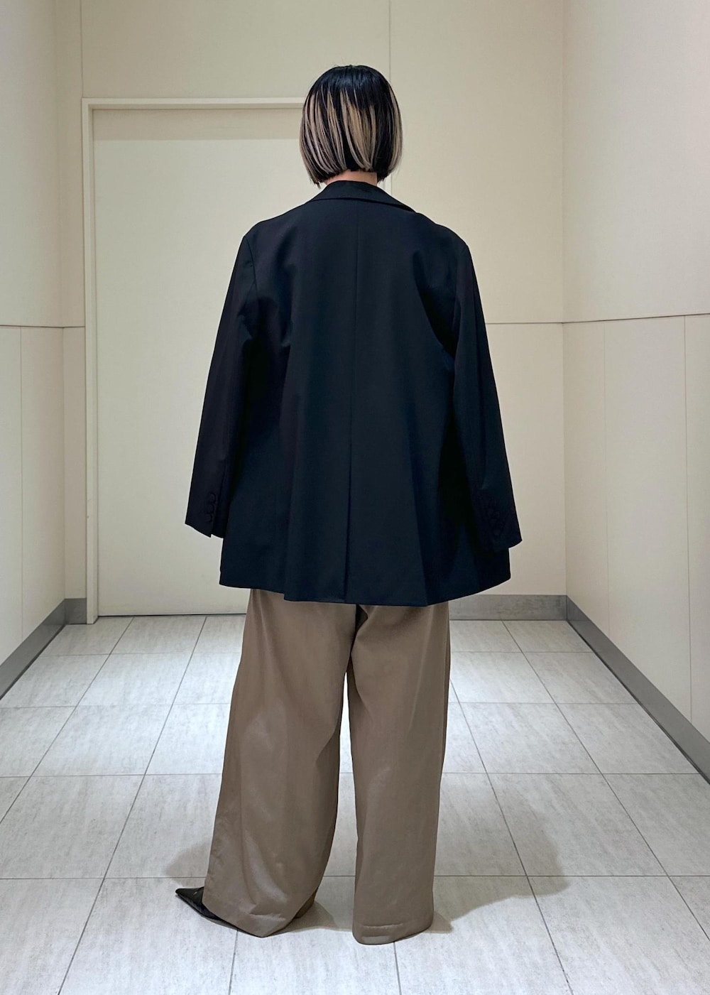 ブラック系のサンダル、ホワイト系のハンドバッグ、グリーン系のその他パンツを着用したレディースの夏コーディネートの3枚目の写真