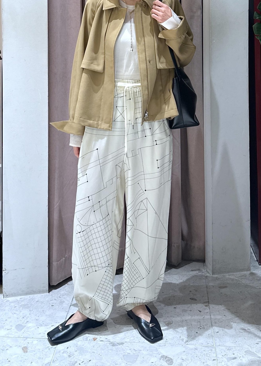 ホワイト系のTシャツ/カットソー、ブラック系のパンプス、イエロー系のブルゾンを着用したレディースの春コーディネートの8枚目の写真