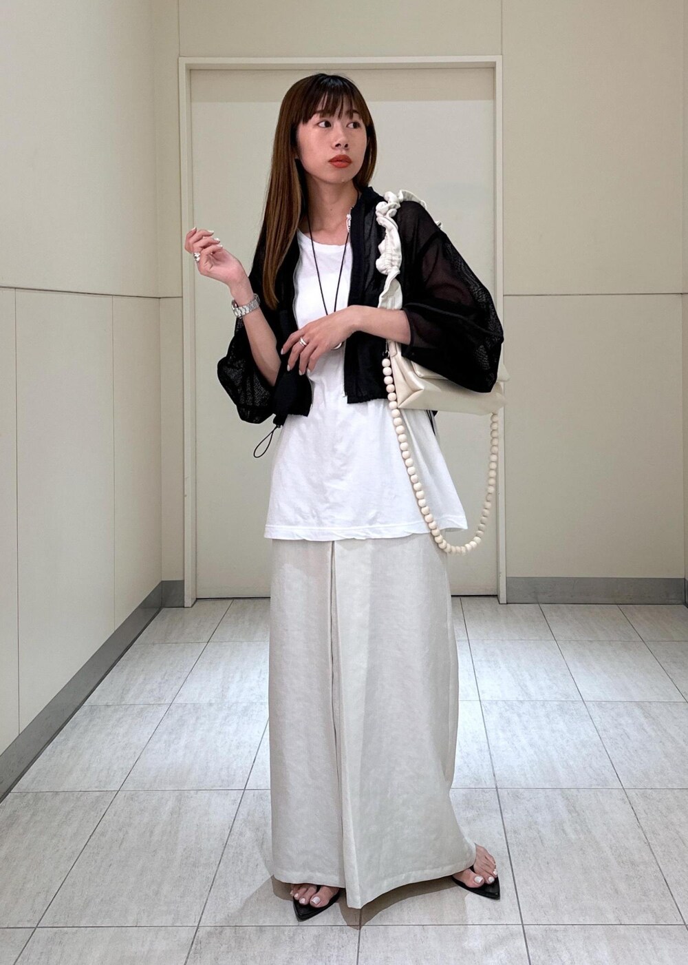 「リネンスカート、リネンライク、ブラック、ショルダーバッグ、トートバッグ、チェーン、チェーンバッグ、カーディガン、ビーチサンダル、ADAM ET ROPÉ、FEMME、高身長、骨格ウェーブ、ブルべ、カジュアル」｜「ADAM ET ROPE'の【サステナブル】カスタムショルダーバッグ（ショルダーバッグ、ホワイト系）」を使った、adamosariさん（レディース・165cm）の夏コーディネートの2枚目の写真