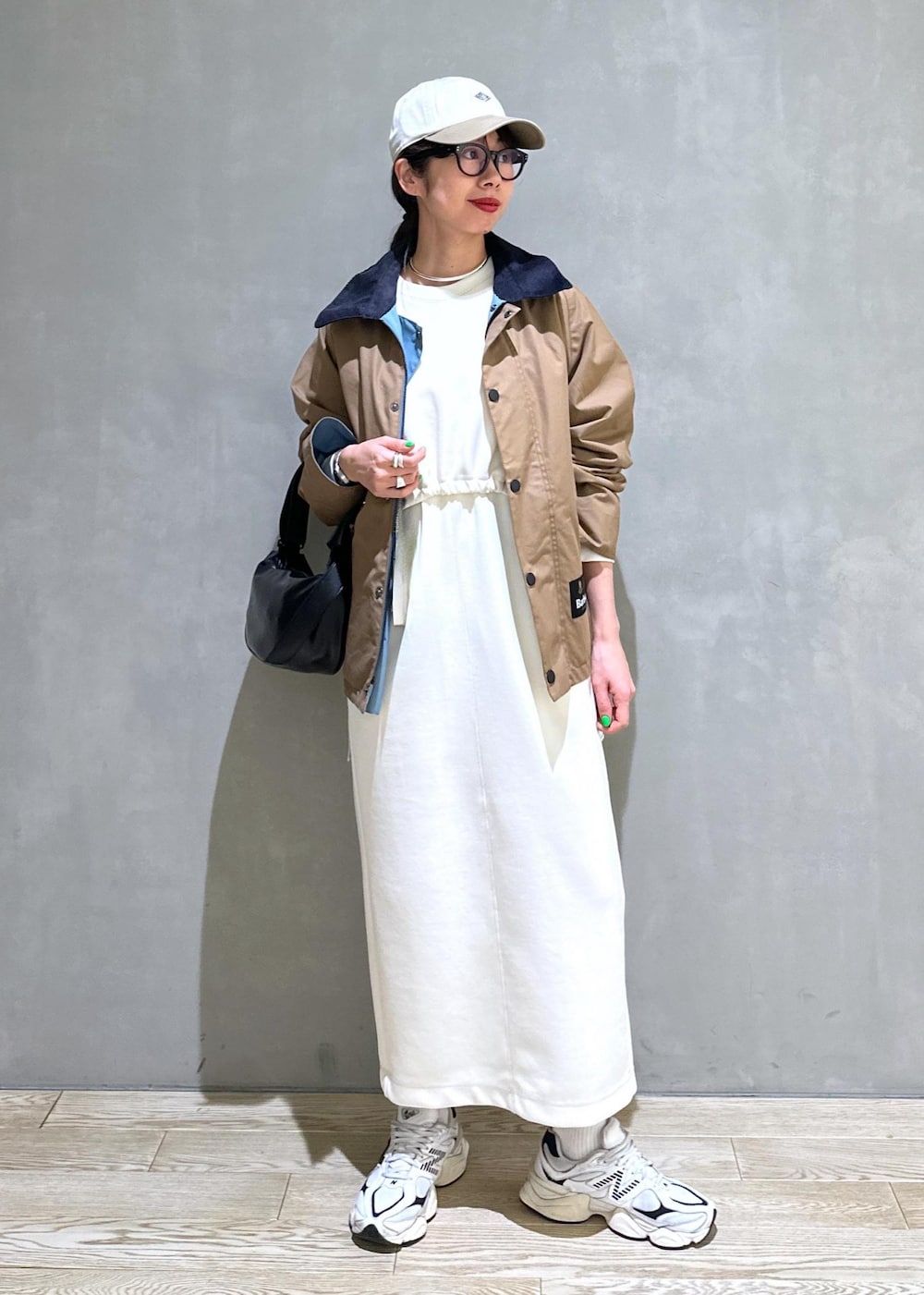 「バブアー、Barbour、ワンピース、アウター、コート、ADAM ET ROPÉ、FEMME、HOMME、UNISEX、高身長、骨格ウェーブ、ブルべ、きれいめカジュアル、大人カジュアル、スポーティー」｜「ADAM ET ROPE'のギャザージャージワンピース（ワンピース、ホワイト系）」を使った、adamosariさん（レディース・165cm）の春コーディネートの6枚目の写真