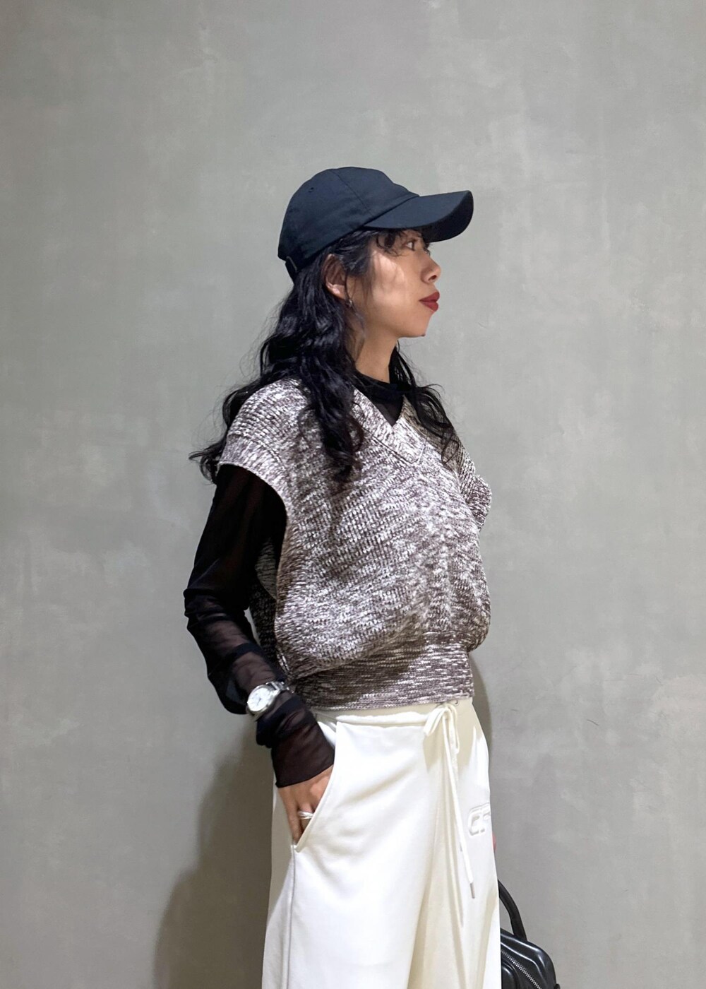 ブラウン系のベスト、ホワイト系のその他パンツを着用したレディースの秋コーディネートの6枚目の写真