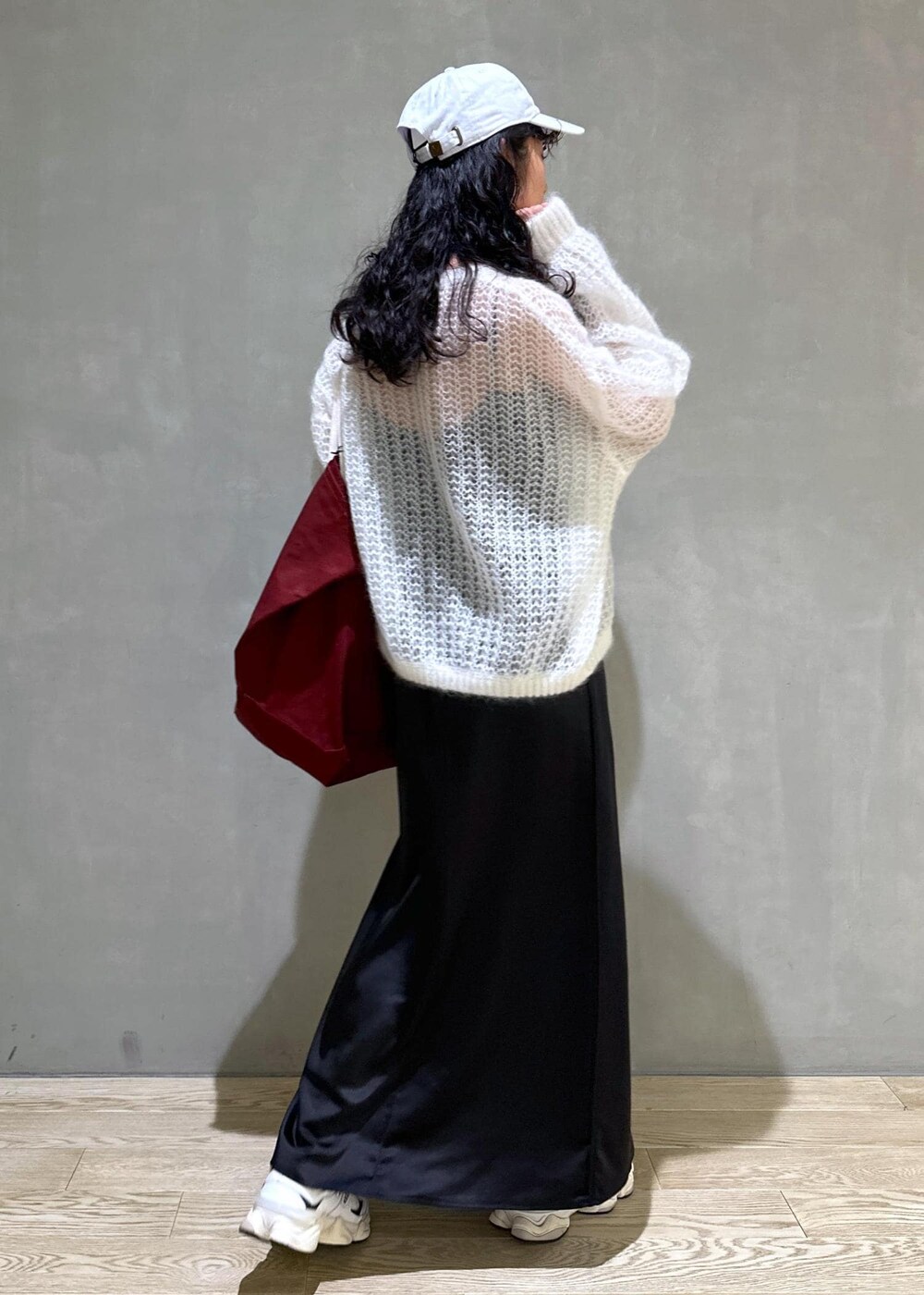 「PARROTT CANVAS、PARROTTCANVAS、ADAM ET ROPÉ、FEMME、高身長、骨格ウェーブ、カジュアル、大人カジュアル、秋、冬、秋コーデ、冬コーデ、秋ファッション、冬ファッション、モノトーン」｜「PARROTT CANVASの【PARROTT CANVAS】PCM CANVAS TOTE（トートバッグ、レッド系）」を使った、adamosariさん（レディース・165cm）の夏コーディネートの4枚目の写真