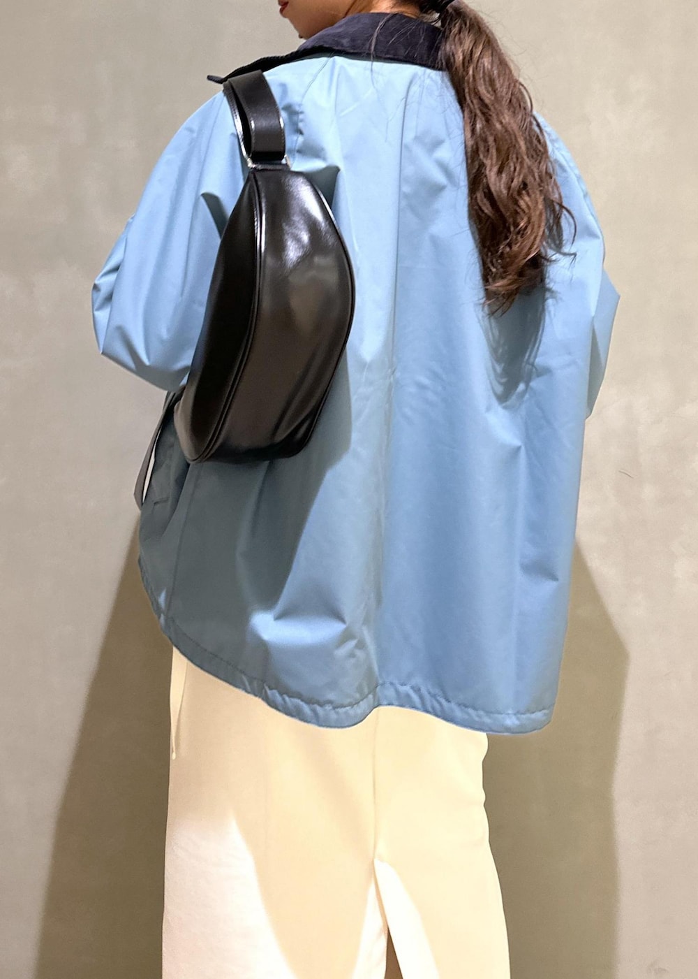 「バブアー、Barbour、ワンピース、アウター、コート、ADAM ET ROPÉ、FEMME、HOMME、UNISEX、高身長、骨格ウェーブ、ブルべ、きれいめカジュアル、大人カジュアル、スポーティー」｜「ADAM ET ROPE'のギャザージャージワンピース（ワンピース、ホワイト系）」を使った、adamosariさん（レディース・165cm）の春コーディネートの5枚目の写真