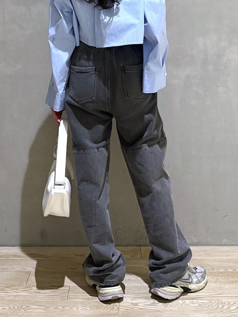 ブルー系のシャツ/ブラウス、ホワイト系のショルダーバッグを着用したレディースの春コーディネートの10枚目の写真