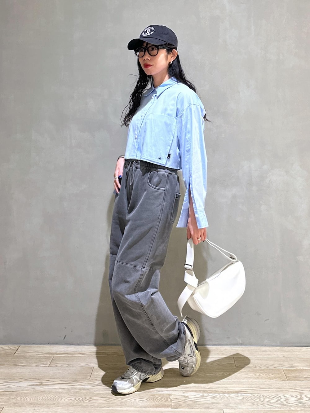 ブルー系のシャツ/ブラウス、ホワイト系のショルダーバッグを着用したレディースの春コーディネートの5枚目の写真