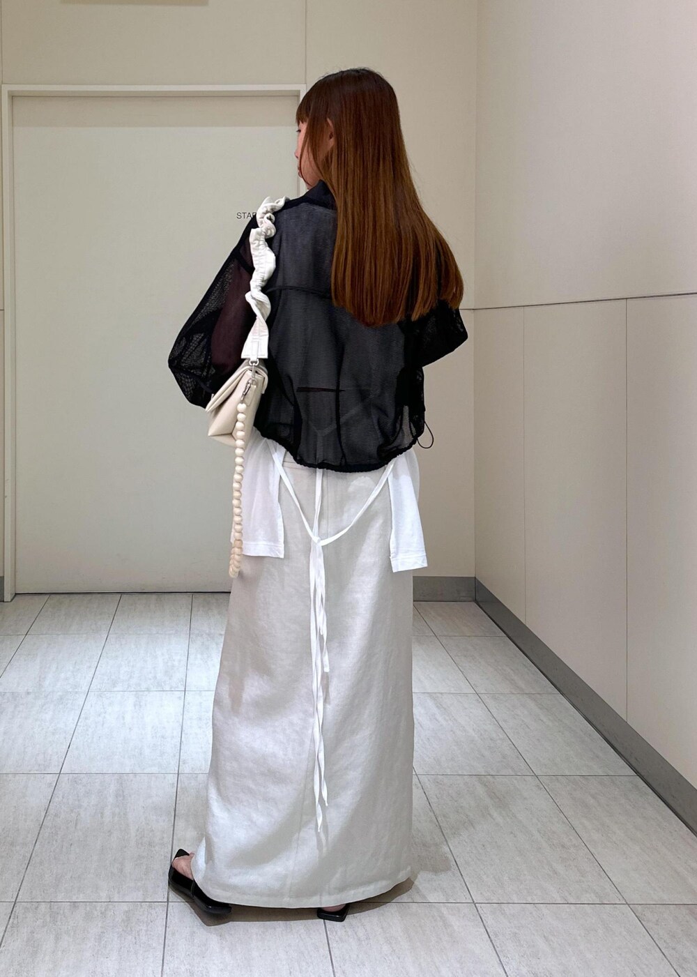 「リネンスカート、リネンライク、ブラック、ショルダーバッグ、トートバッグ、チェーン、チェーンバッグ、カーディガン、ビーチサンダル、ADAM ET ROPÉ、FEMME、高身長、骨格ウェーブ、ブルべ、カジュアル」｜「ADAM ET ROPE'の【サステナブル】カスタムショルダーバッグ（ショルダーバッグ、ホワイト系）」を使った、adamosariさん（レディース・165cm）の夏コーディネートの4枚目の写真
