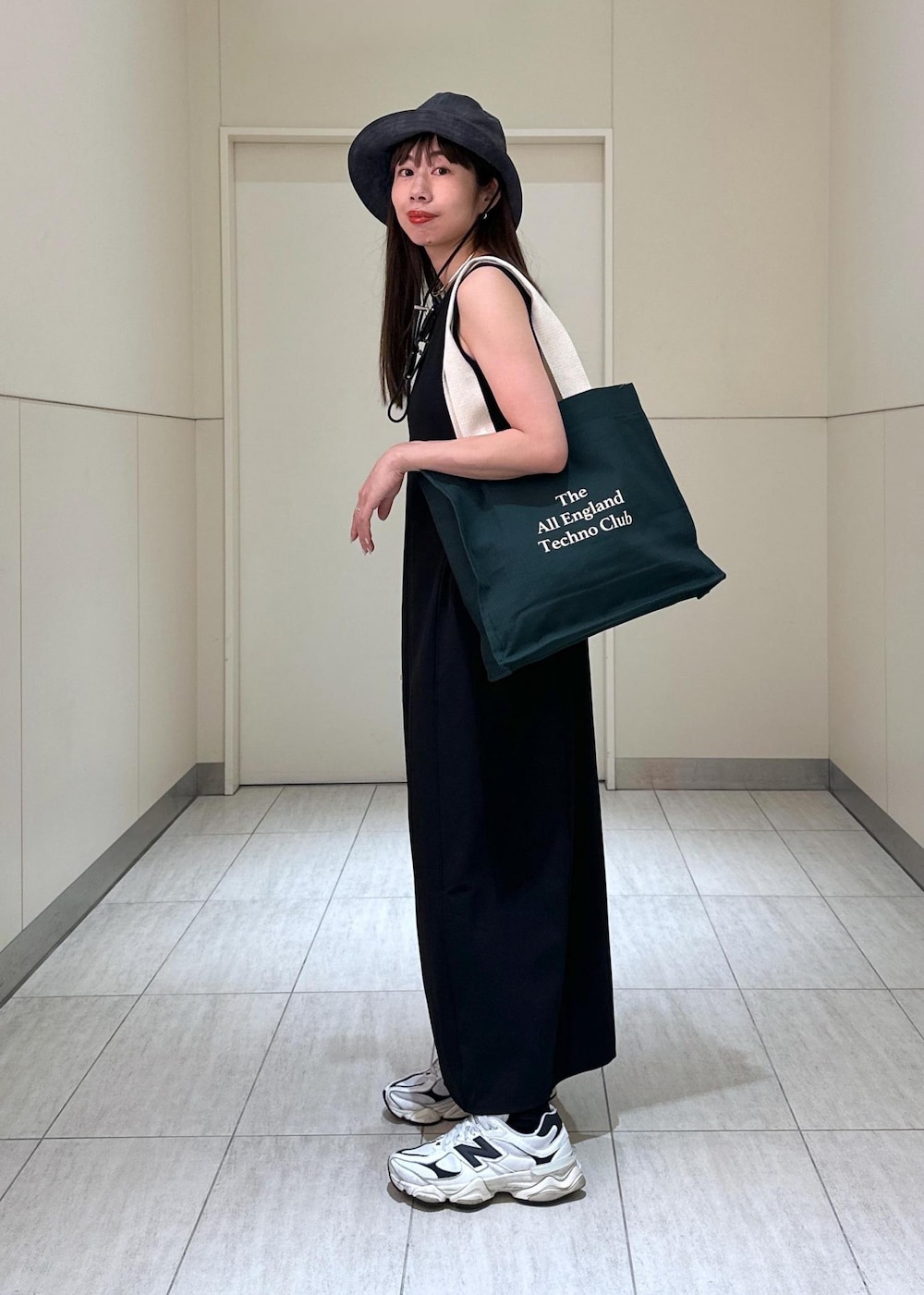 「ブラック、グレー、ロゴ、ハット、ストローハット、グリーン、ノースリーブ、マキシ、スニーカー、初夏コーデ、夏コーデ、お出かけコーデ、旅行コーデ、アウトドアコーデ、フェスコーデ」｜「ADAM ET ROPE'の【洗える・ストレッチ】サイドギャザーワンピース（ワンピース、ブラック系）」を使った、adamosariさん（レディース・165cm）の夏コーディネートの4枚目の写真