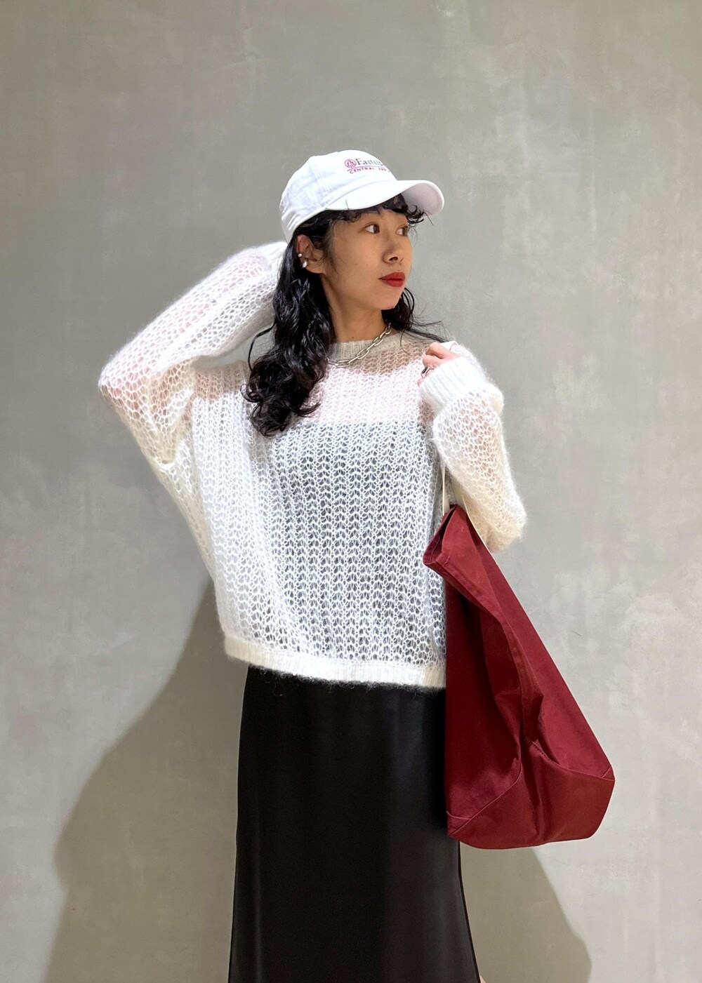 「PARROTT CANVAS、PARROTTCANVAS、ADAM ET ROPÉ、FEMME、高身長、骨格ウェーブ、カジュアル、大人カジュアル、秋、冬、秋コーデ、冬コーデ、秋ファッション、冬ファッション、モノトーン」｜「PARROTT CANVASの【PARROTT CANVAS】PCM CANVAS TOTE（トートバッグ、レッド系）」を使った、adamosariさん（レディース・165cm）の夏コーディネートの5枚目の写真