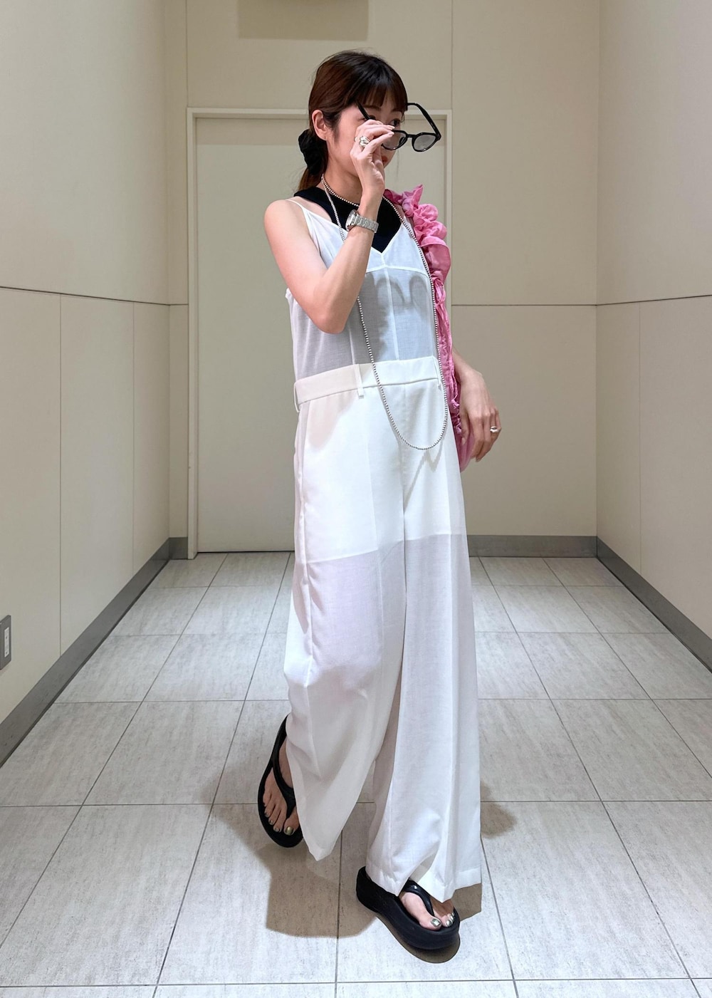 「ADAM ET ROPÉ、FEMME、高身長、骨格ウェーブ、ブルべ、大人カジュアル、春、夏、春コーデ、夏コーデ、春ファッション、夏ファッション、モノトーン」｜「ADAM ET ROPE'のギャザーシアーショルダーバッグ（ショルダーバッグ、ピンク系）」を使った、adamosariさん（レディース・165cm）の春コーディネートの2枚目の写真