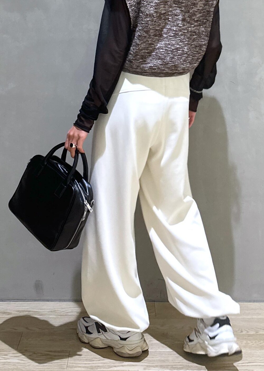 ブラウン系のベスト、ホワイト系のその他パンツを着用したレディースの秋コーディネートの10枚目の写真