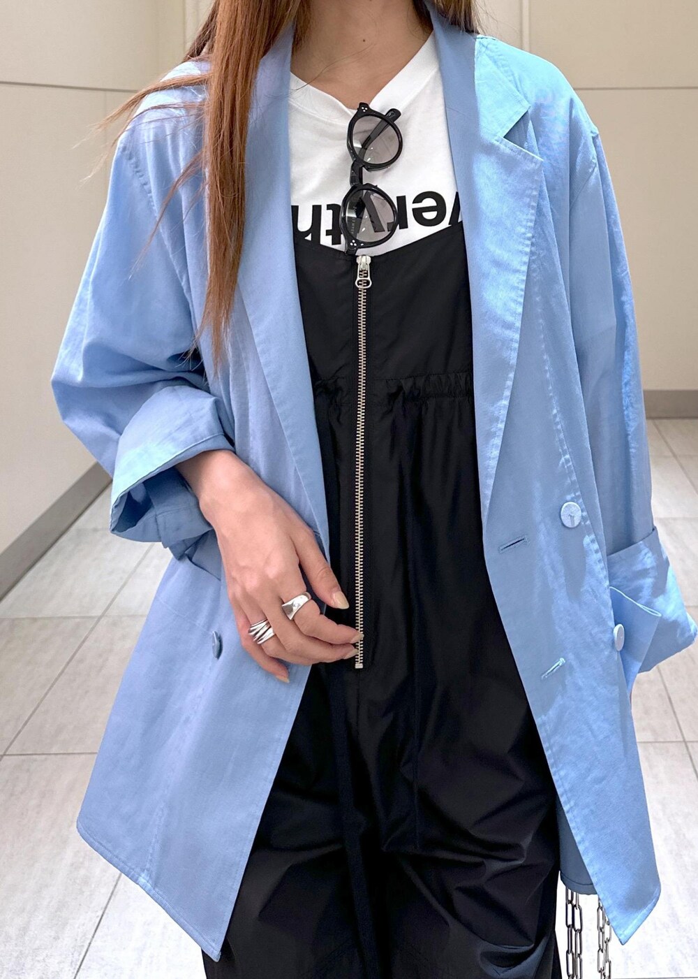 「ロンパース、ADAM ET ROPÉ、FEMME、高身長、骨格ウェーブ、ブルべ、カジュアル、大人カジュアル、モード、春、夏、春コーデ、夏コーデ、春ファッション、夏ファッション」｜「ADAM ET ROPE'の【サステナブル】ナロークロスストラップサンダル（サンダル、ブラック系）」を使った、adamosariさん（レディース・165cm）の春コーディネートの5枚目の写真