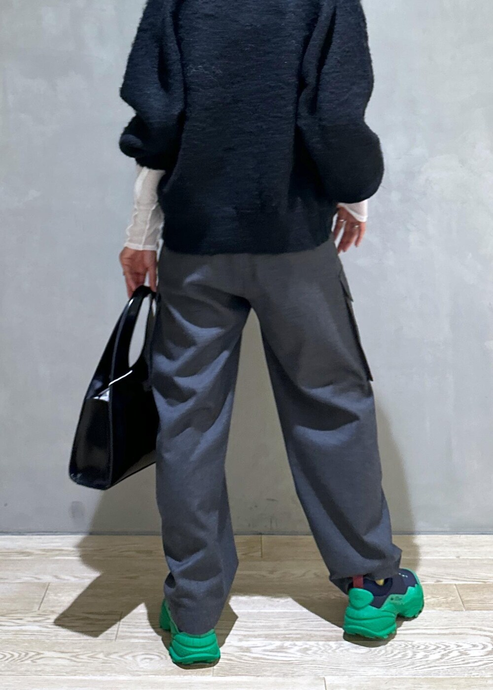 ブラック系のカーディガン/ボレロ、ブラック系のハンドバッグ、ホワイト系のTシャツ/カットソーを着用したレディースの秋コーディネートの10枚目の写真