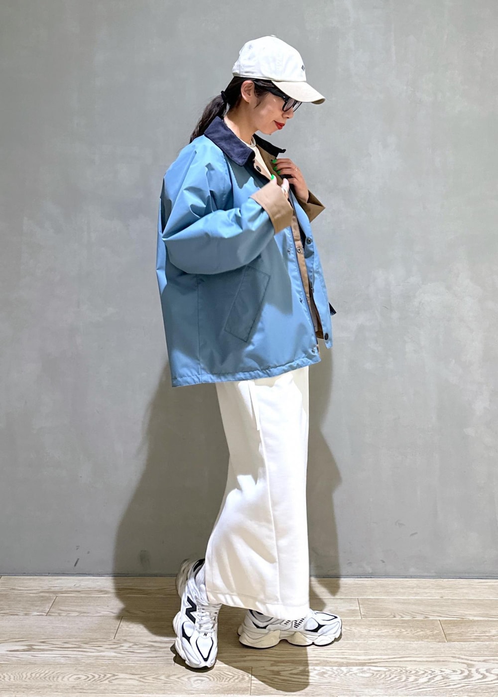 「バブアー、Barbour、ワンピース、アウター、コート、ADAM ET ROPÉ、FEMME、HOMME、UNISEX、高身長、骨格ウェーブ、ブルべ、きれいめカジュアル、大人カジュアル、スポーティー」｜「ADAM ET ROPE'のギャザージャージワンピース（ワンピース、ホワイト系）」を使った、adamosariさん（レディース・165cm）の春コーディネートの2枚目の写真