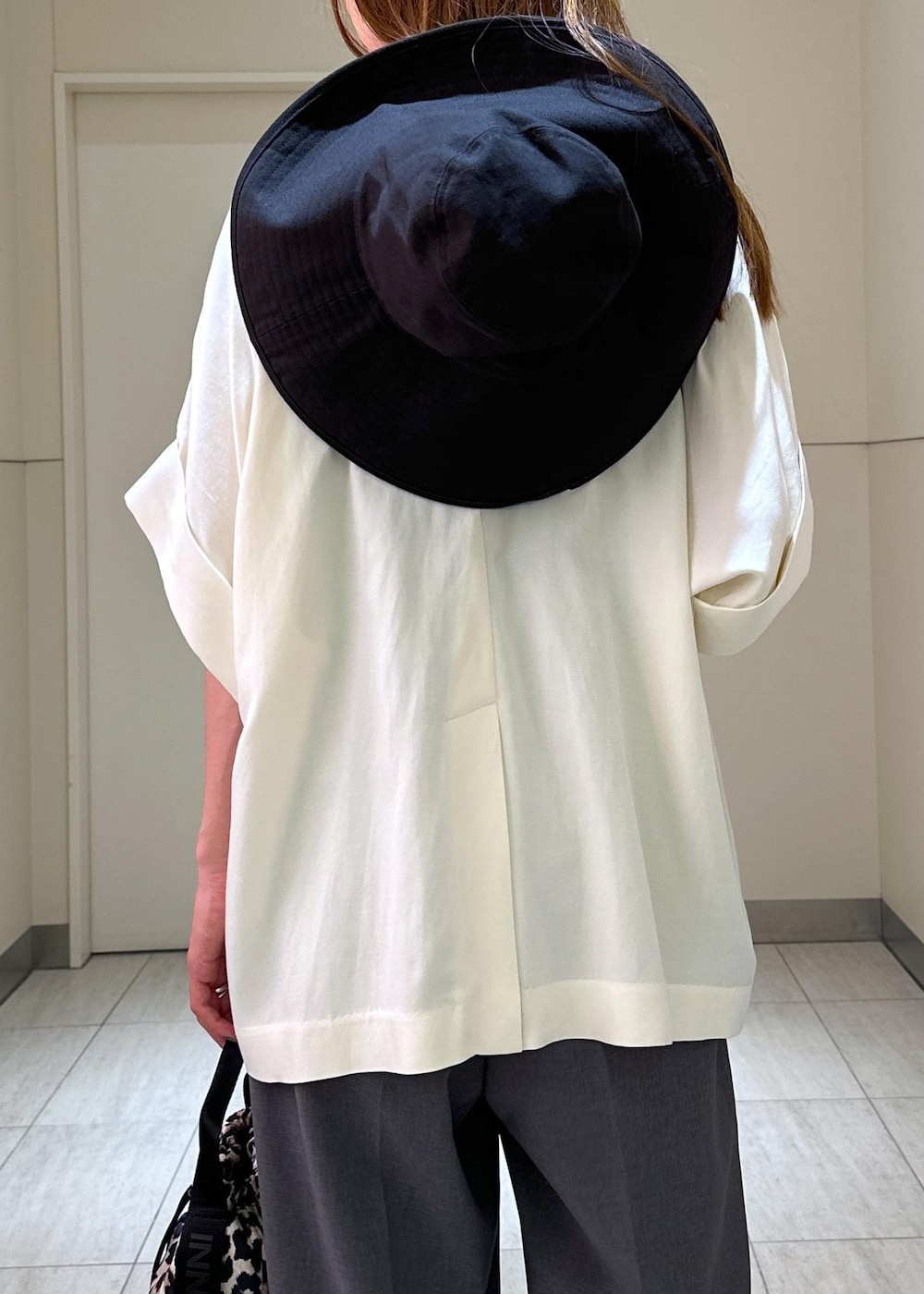 「LACK OF COLOUR、ラックオブカラー、GANNI、ガニー、ジャケット、ハット、帽子、ADAM ET ROPÉ、FEMME、高身長、骨格ウェーブ、ブルべ、カジュアル、大人カジュアル、モード」|「MILLERの【Miller for ADAM ET ROPE'】Cup付アメリカンスリーブタンクトップ(タンクトップ、ブラック系)」を使った、adamosariさん(レディース・165cm)の春コーディネートの7枚目の写真