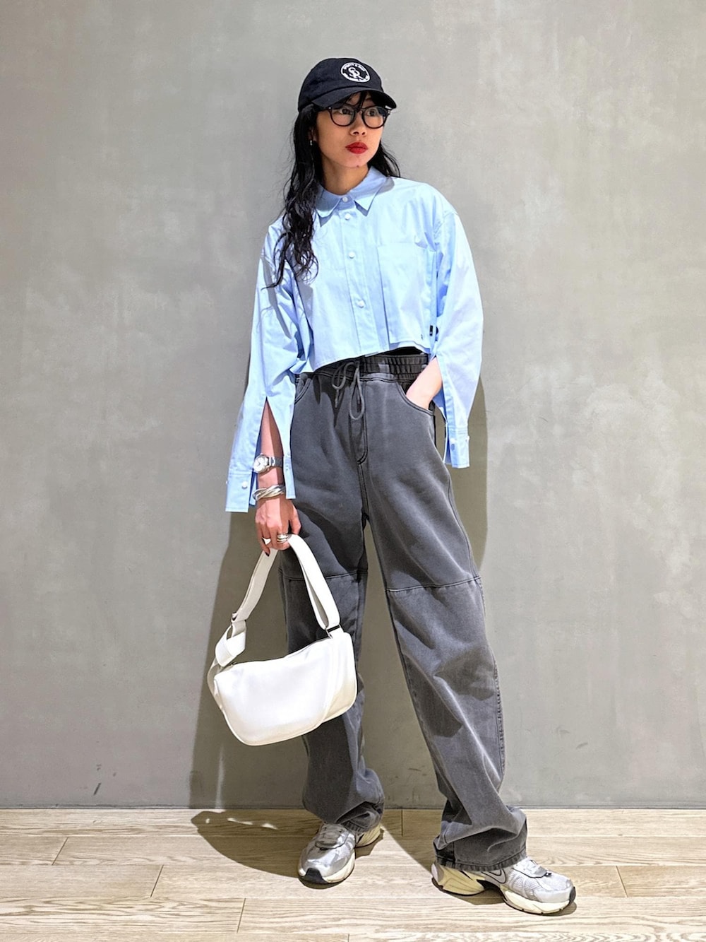 ブルー系のシャツ/ブラウス、ホワイト系のショルダーバッグを着用したレディースの春コーディネートの2枚目の写真