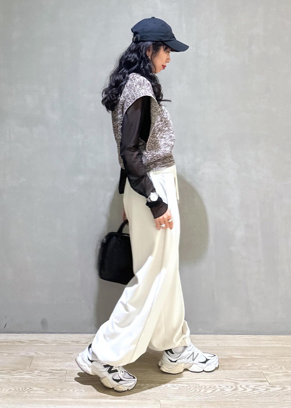 ブラウン系のベスト、ホワイト系のその他パンツを着用したレディースの秋コーディネートの3枚目の写真