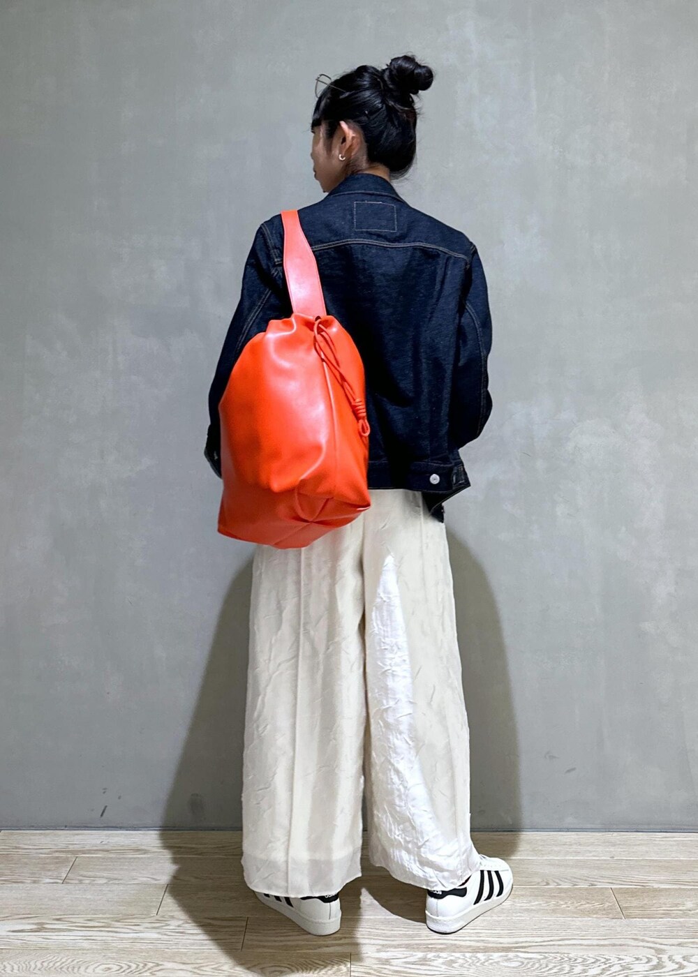 「24SS春の新作、ロンパース、デニムジャケット、デニム、Gジャン、Levi's、リーバイス、Levi's for biotop、ADAM ET ROPÉ、FEMME、HOMME、UNISEX、高身長、骨格ウェーブ、ブルべ」｜「ADAM ET ROPE'の【サステナブル】巾着ワンショルダーバッグ（ショルダーバッグ、レッド系）」を使った、adamosariさん（レディース・165cm）の冬コーディネートの5枚目の写真