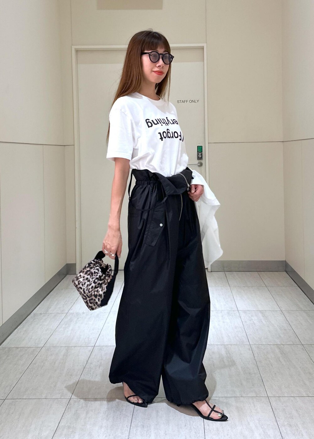「ADAM ET ROPÉ、FEMME、高身長、骨格ウェーブ、ブルべ、大人カジュアル、モード、春、夏、春コーデ、夏コーデ、春ファッション、夏ファッション、モノトーン」|「ADAM ET ROPE'の【サステナブル】ナロークロスストラップサンダル(サンダル、ブラック系)」を使った、adamosariさん(レディース・165cm)の春コーディネートの2枚目の写真
