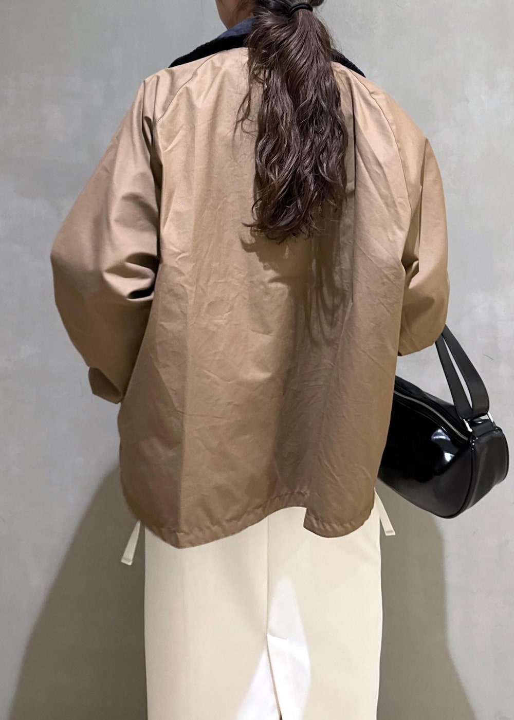 「バブアー、Barbour、ワンピース、アウター、コート、ADAM ET ROPÉ、FEMME、HOMME、UNISEX、高身長、骨格ウェーブ、ブルべ、きれいめカジュアル、大人カジュアル、スポーティー」｜「ADAM ET ROPE'のギャザージャージワンピース（ワンピース、ホワイト系）」を使った、adamosariさん（レディース・165cm）の春コーディネートの10枚目の写真