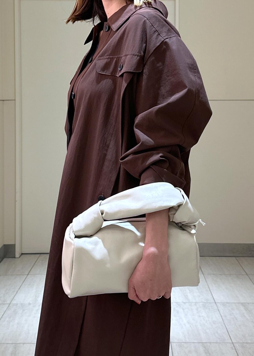 「春コーデ、お出かけコーデ、モード、ワントーンコーデ、シンプルコーデ、ADAM ET ROPÉ、ナチュラル、ブルべ夏、高身長」｜「ADAM ET ROPE'の【EMOELLE】セパレートミュール（サンダル、ブラック系）」を使った、adamosariさん（レディース・165cm）の春コーディネートの6枚目の写真