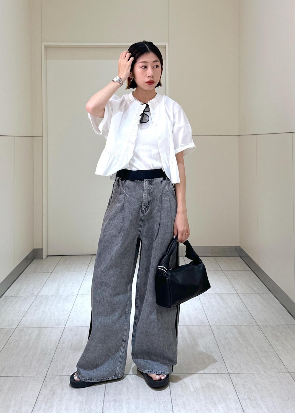 「春コーデ、初夏コーデ、夏コーデ、お出かけコーデ、大人カジュアル、パンツスタイル、モノトーンコーデ、ADAM ET ROPÉ、ナチュラル、ブルべ夏、高身長、トップス、シャツ/ブラウス、パンツ、デニムパンツ」｜「ADAM ET ROPE'の【PFT】Fuka musubi Small バッグ（ハンドバッグ、ブラック系）」を使った、adamosariさん（レディース・165cm）の春コーディネートの4枚目の写真