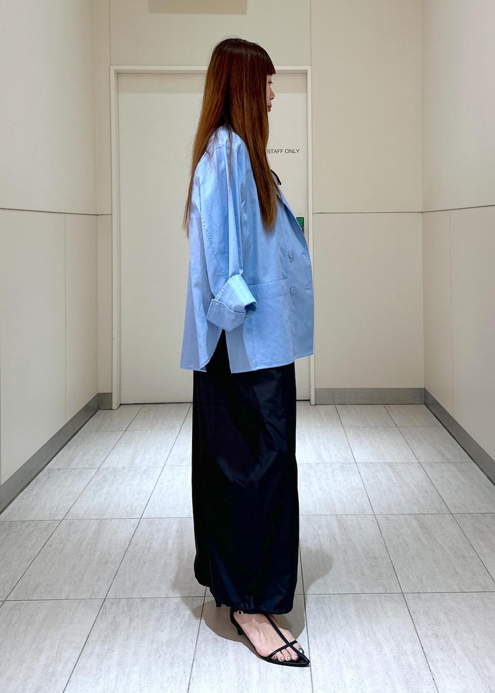 「ロンパース、ADAM ET ROPÉ、FEMME、高身長、骨格ウェーブ、ブルべ、カジュアル、大人カジュアル、モード、春、夏、春コーデ、夏コーデ、春ファッション、夏ファッション」｜「ADAM ET ROPE'の【サステナブル】ナロークロスストラップサンダル（サンダル、ブラック系）」を使った、adamosariさん（レディース・165cm）の春コーディネートの4枚目の写真