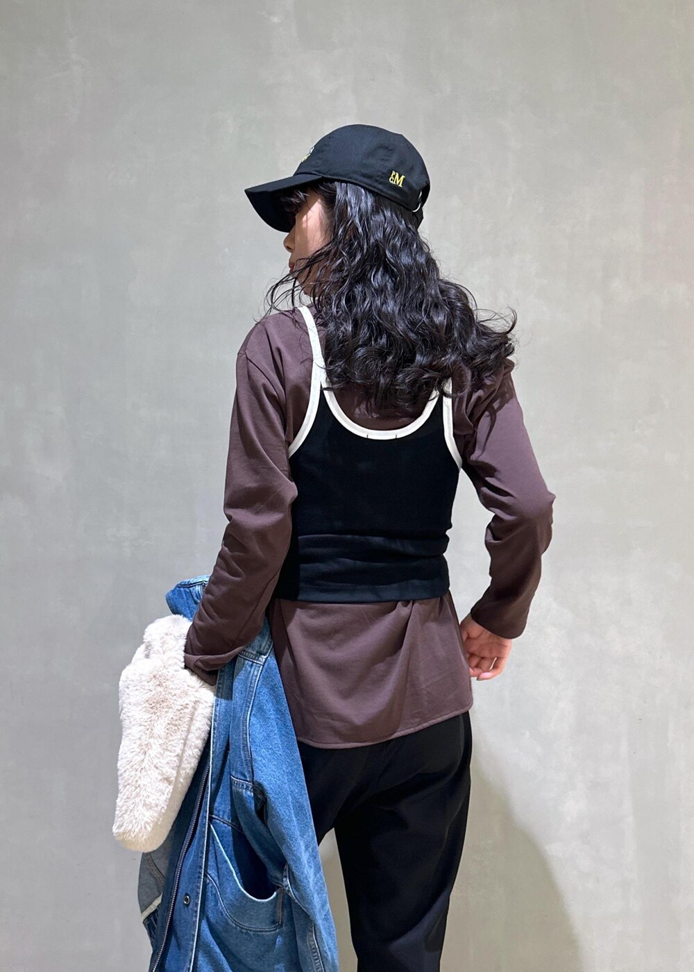 「ADAM ET ROPÉ、FEMME、HOMME、UNISEX、高身長、骨格ウェーブ、ブルべ、カジュアル、大人カジュアル、モード、スポーティー、秋コーデ、秋ファッション、23AW秋の新作、モノトーン」｜「ADAM ET ROPE'のcoffee beans necklace（ネックレス、シルバー系）」を使った、adamosariさん（レディース・165cm）の夏コーディネートの8枚目の写真