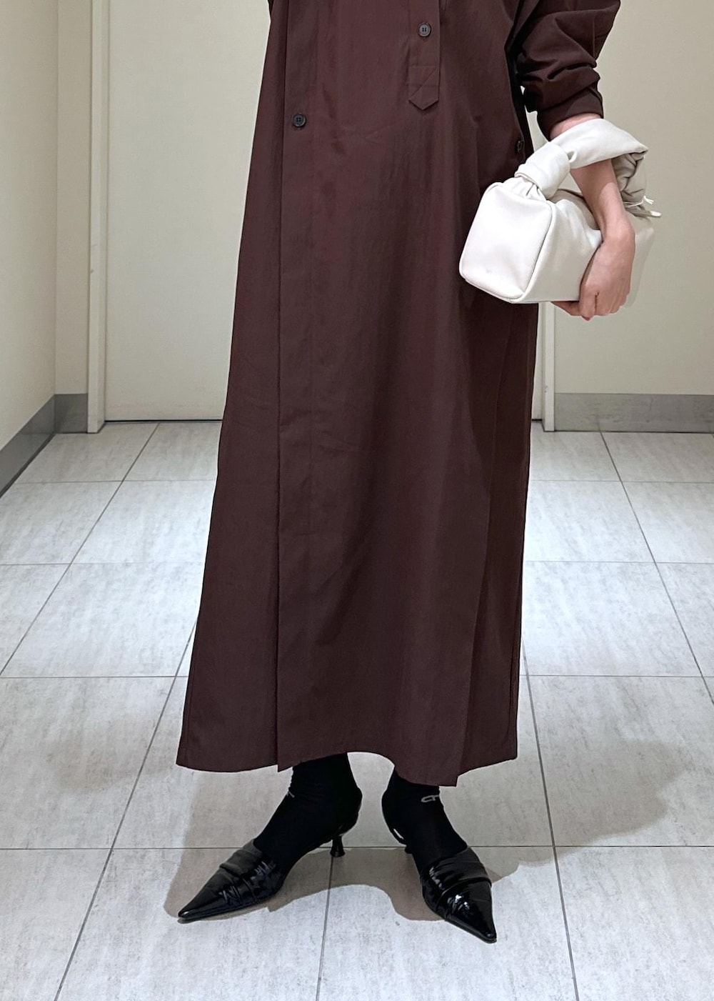 「春コーデ、お出かけコーデ、モード、ワントーンコーデ、シンプルコーデ、ADAM ET ROPÉ、ナチュラル、ブルべ夏、高身長」｜「ADAM ET ROPE'の【EMOELLE】セパレートミュール（サンダル、ブラック系）」を使った、adamosariさん（レディース・165cm）の春コーディネートの8枚目の写真
