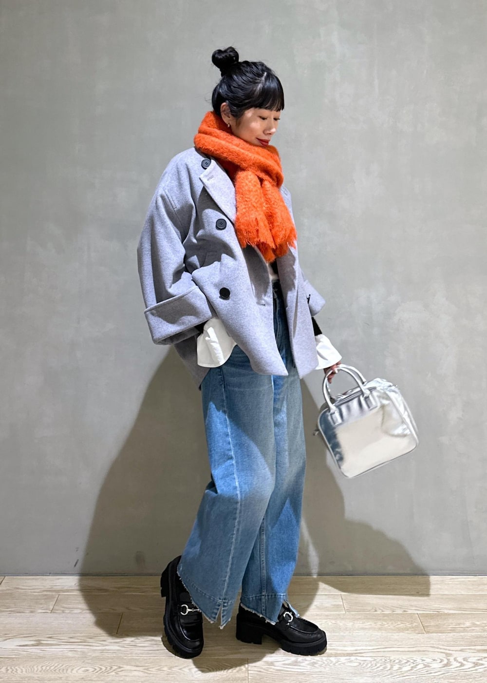 ホワイト系のTシャツ/カットソー、シルバー系のボストンバッグ、グレー系のその他アウターを着用したレディースの冬コーディネートの3枚目の写真