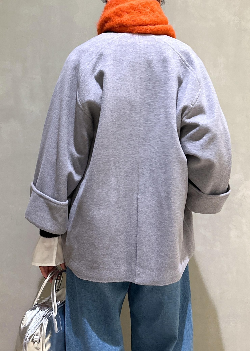 ホワイト系のTシャツ/カットソー、シルバー系のボストンバッグ、グレー系のその他アウターを着用したレディースの冬コーディネートの8枚目の写真