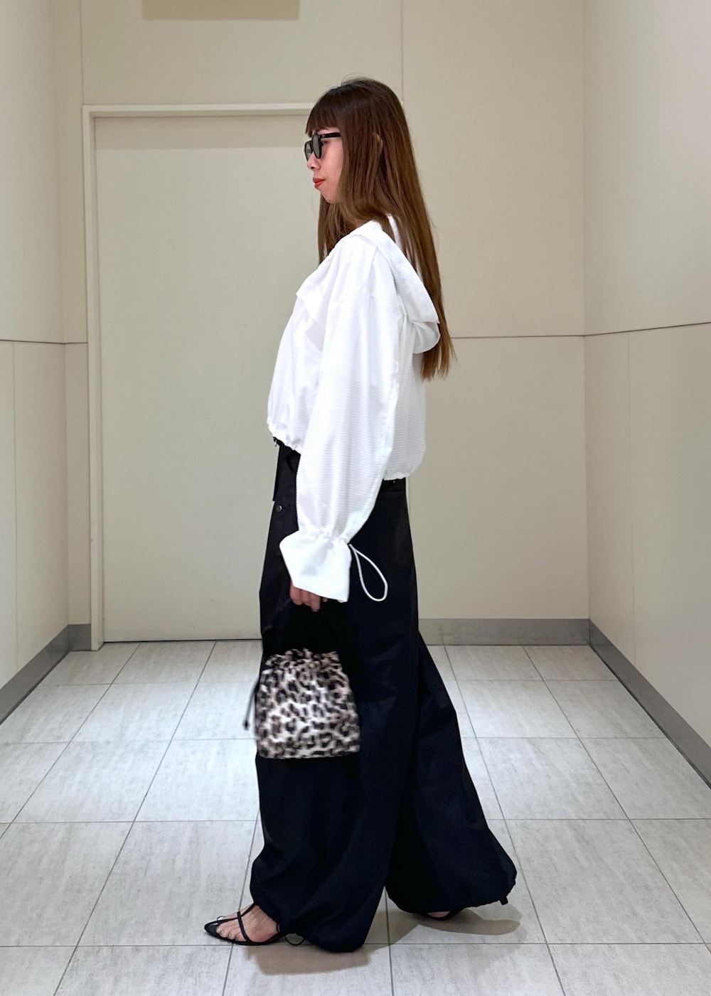 「ADAM ET ROPÉ、FEMME、高身長、骨格ウェーブ、ブルべ、大人カジュアル、モード、春、夏、春コーデ、夏コーデ、春ファッション、夏ファッション、モノトーン」|「ADAM ET ROPE'の【サステナブル】ナロークロスストラップサンダル(サンダル、ブラック系)」を使った、adamosariさん(レディース・165cm)の春コーディネートの6枚目の写真