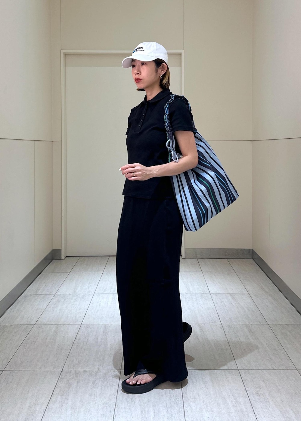 「春コーデ、初夏コーデ、夏コーデ、お出かけコーデ、大人カジュアル、スカートスタイル、モノトーンコーデ、カジュアルコーデ、ADAM ET ROPÉ、ナチュラル、ブルべ夏、高身長、トップス、ポロシャツ、スカート」｜「ADAM ET ROPE'のギャザー2WAYミドルショルダーバッグ（ショルダーバッグ、ブルー系）」を使った、adamosariさん（レディース・165cm）の春コーディネートの3枚目の写真
