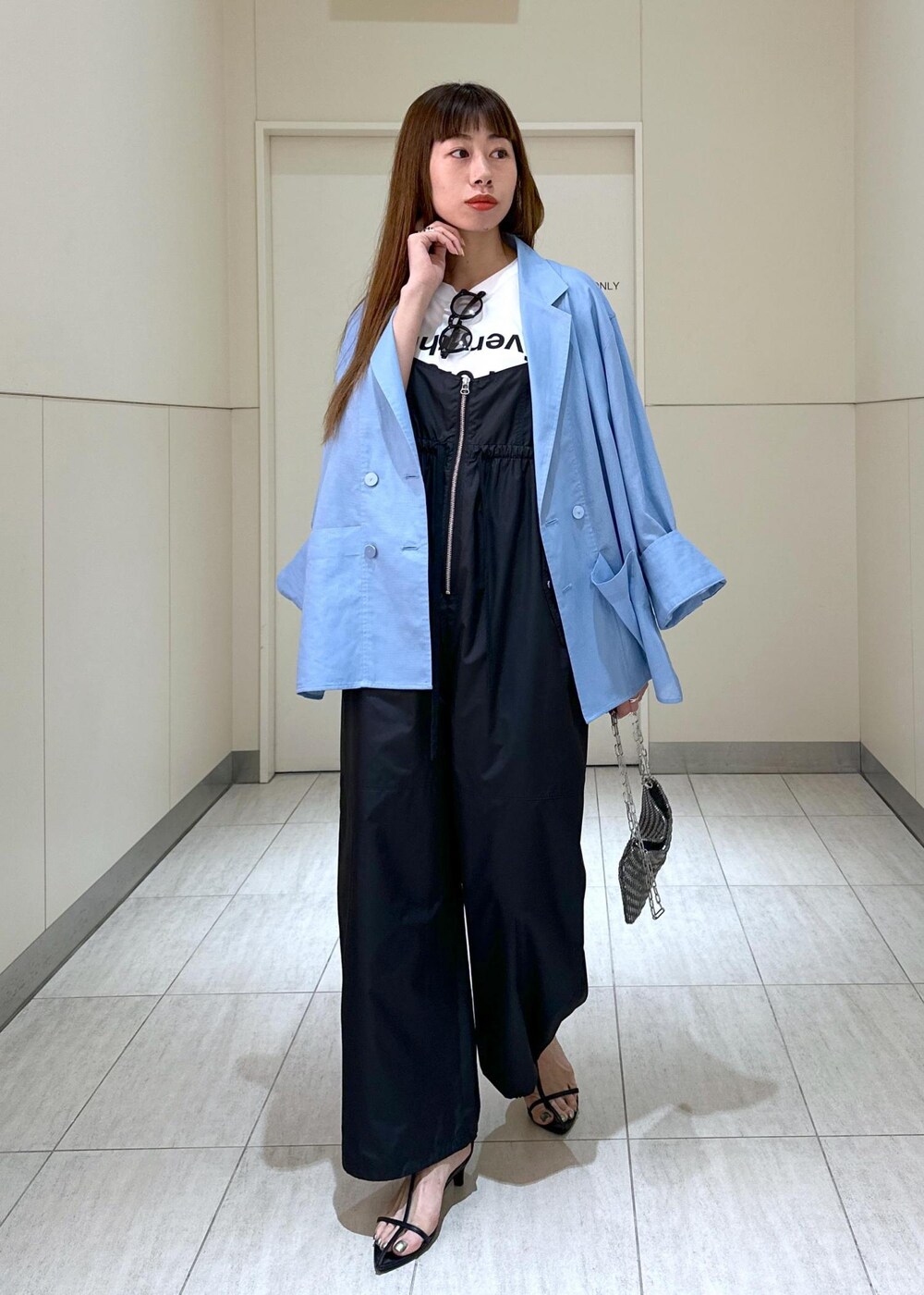 「ロンパース、ADAM ET ROPÉ、FEMME、高身長、骨格ウェーブ、ブルべ、カジュアル、大人カジュアル、モード、春、夏、春コーデ、夏コーデ、春ファッション、夏ファッション」｜「ADAM ET ROPE'の【サステナブル】ナロークロスストラップサンダル（サンダル、ブラック系）」を使った、adamosariさん（レディース・165cm）の春コーディネートの2枚目の写真