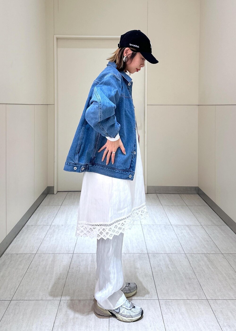 ホワイト系のその他パンツ、ピンク系のショルダーバッグ、ブルー系のデニムジャケットを着用したレディースの冬コーディネートの2枚目の写真